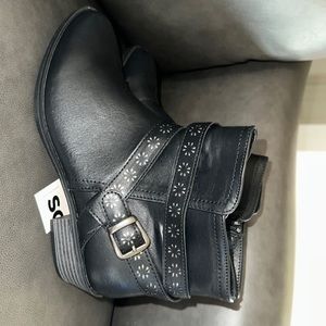 Black boots